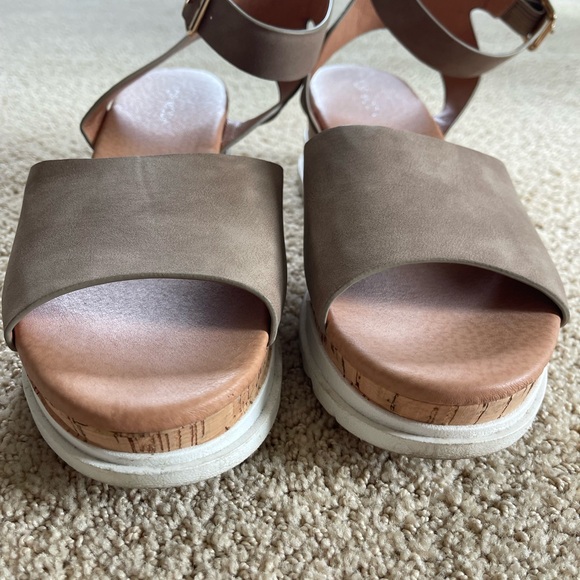 Women's Tan Platform Sandals - Picture 7 of 8